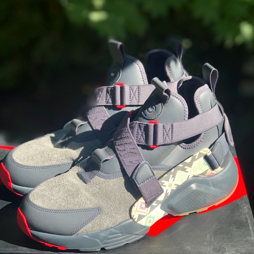 Nike men’s Air Hurache N7 Sneaker limited edition